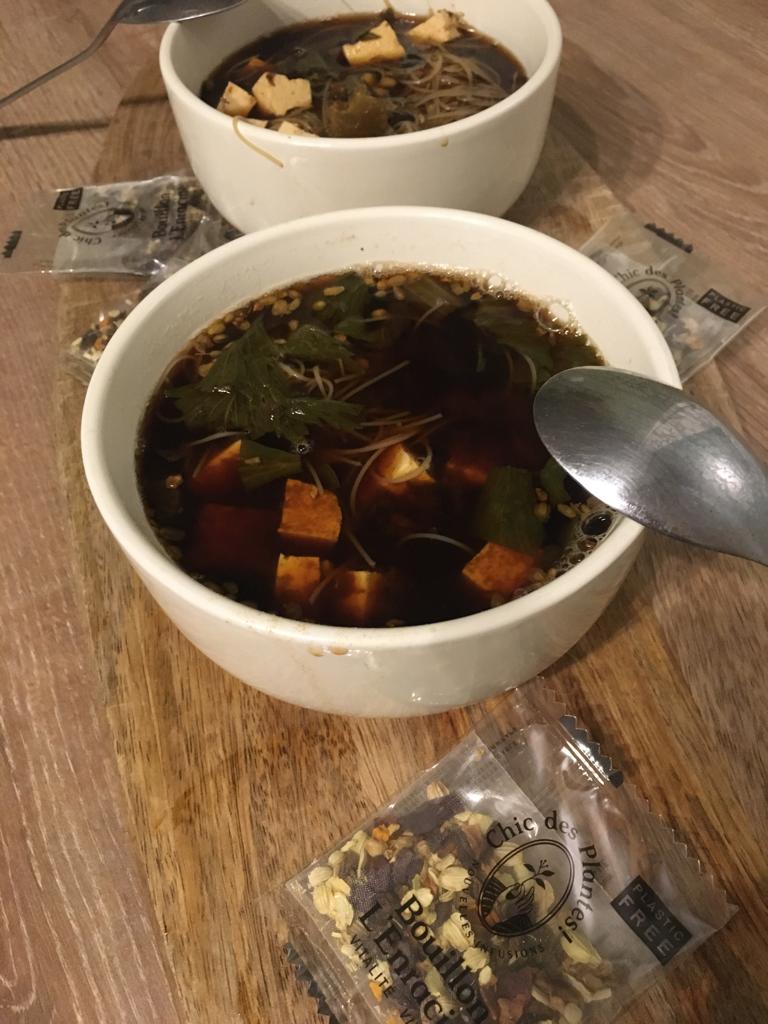 Bouillon détox aux légumes, gingembre et curcuma frais